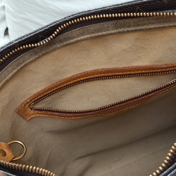 LOUIS VUITTON Looping GM Shoulder Bag! - Picture 13 of 16